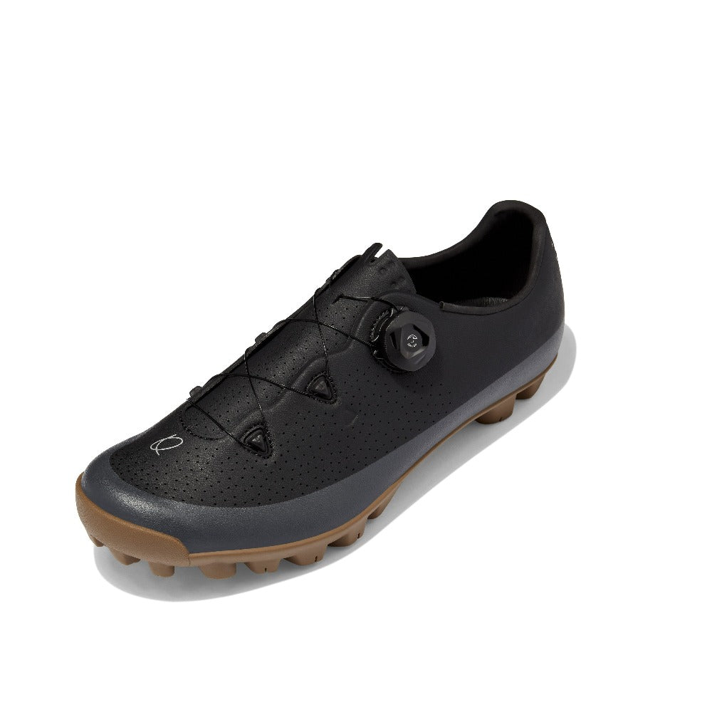 Cycling shoe. Black cycling shoe. Dial cycling shoe. Mountain bike cycling shoe. Gravel cycling shoe. QUOC cycling shoes. South Africa. Waterproof.