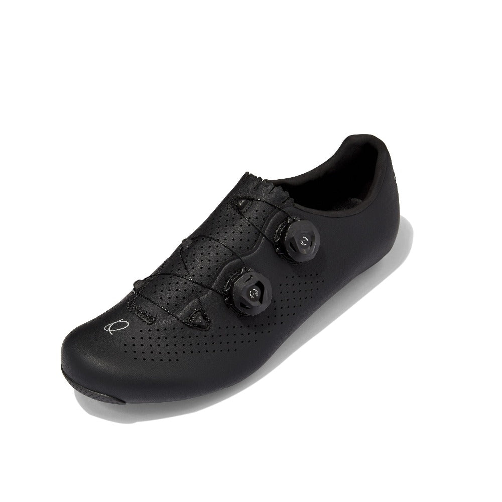 Cycling shoe. Black cycling shoe. Dial cycling shoe. Mountain bike cycling shoe. Gravel cycling shoe. Road cycling shoe. QUOC cycling shoes. South Africa. Waterproof.
