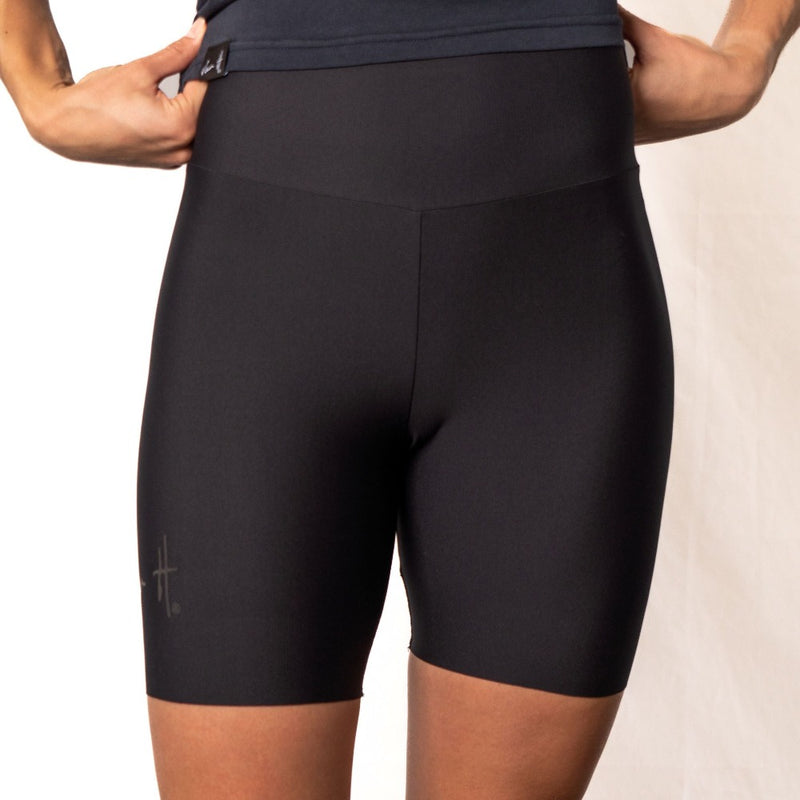 Front View of seamless Black tight 10 inch inseam, Sportswear, Active wear, running tight, gym tight, exercise tights, South Africa, athletic wear, sports attire, locally made active wear, Van H, mens sportswear, ladies sportswear, tight with pockets